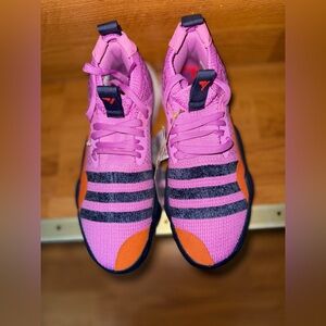 NWT adidas Trae Young 2.0 Basketball Shoes
Men's SIZE M 8 L 9